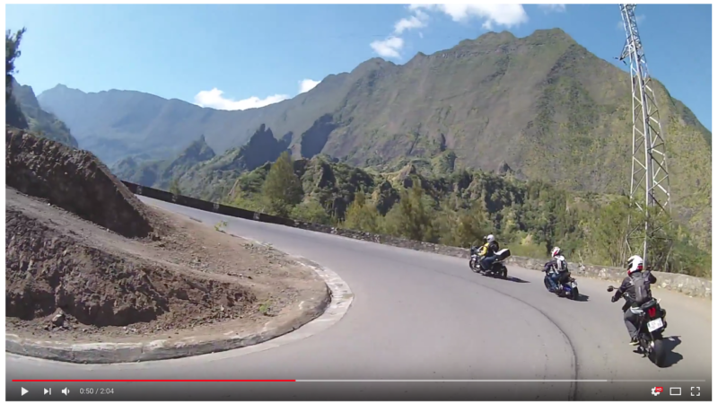 VIDEO – Cilaos : la route aux 400 virages en moto